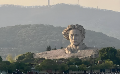 湖南长沙：    橘子洲头文旅消费更红火  