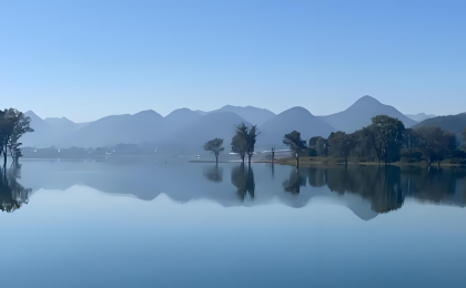 治愈！云南砚山湖如镜，盛满一池天光云影  