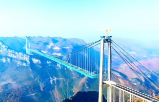 震撼！花江峡谷大桥水幕彩虹梦幻同框 