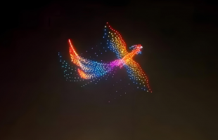 无人机表演成各地文旅新亮点  