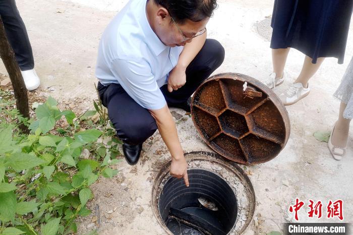 图为位于村们家门口的污水过滤设备。　沙见龙 摄