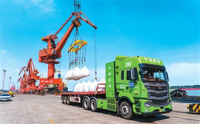 1765259549789884.jpg 在江苏省张家港港务集团码头,一辆氢.jpg