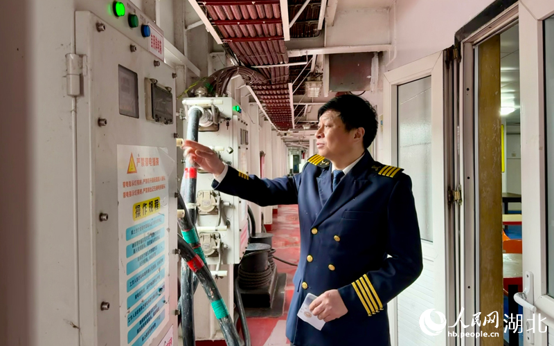 “总统7号”游轮轮机长张锐正检查.jpg