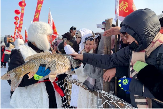 牡丹江镜泊湖冬捕节现场。22.png