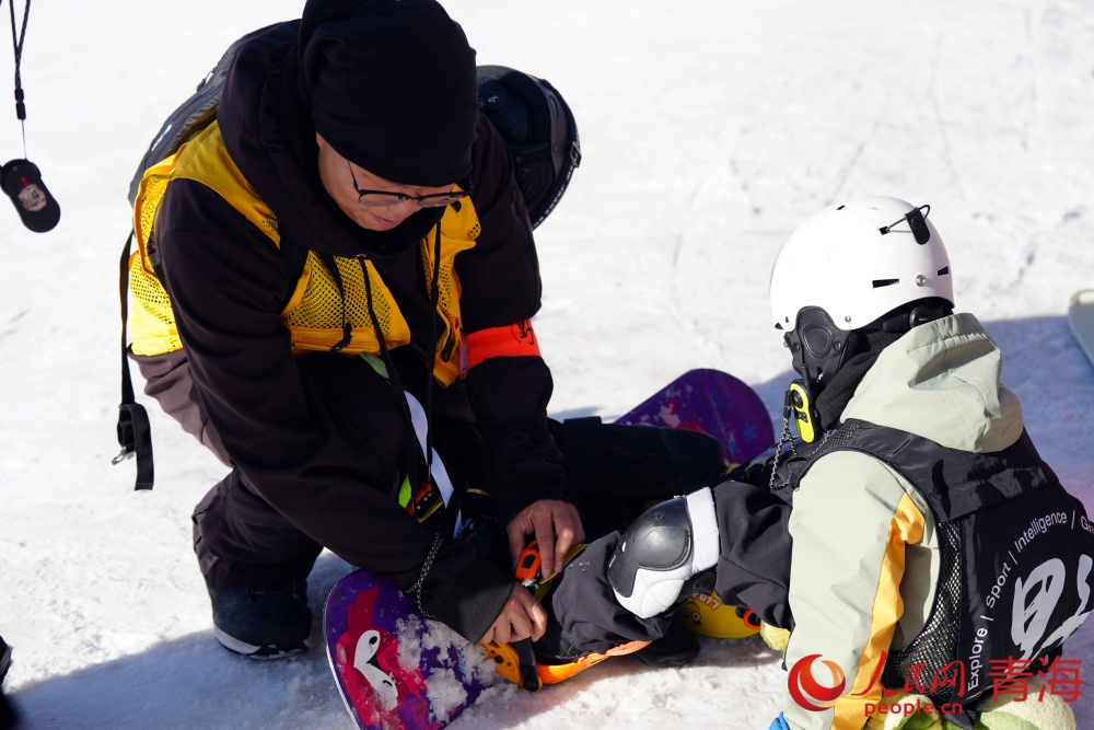 教练给同学调整雪板。.jpg