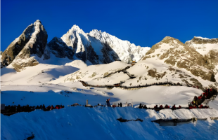 草甸金黄，湖水碧蓝 玉龙雪山迎来“颜值”巅峰！  
