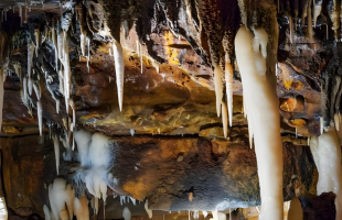莫让天然溶洞变“垃圾漏洞”  