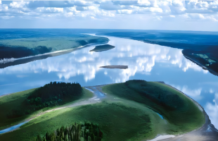 人、河、城的协奏曲    