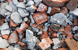 三问建筑垃圾治理，算清流向、底数与长远发展账 