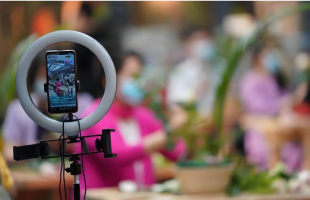 数读中国 超5万亿元！直播电商激发消费活力