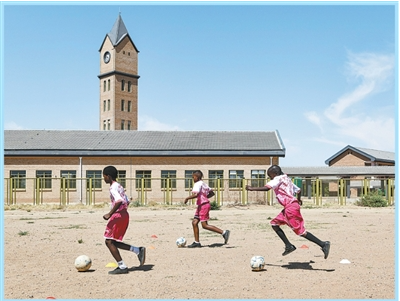 　在中国援建的博茨瓦纳莫帕尼小学.png