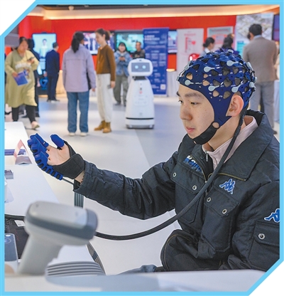 1763622851724540.jpg 工程师在演示脑机接.jpg