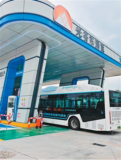 1764055319259201.jpg 湖北大冶氢能公交车进站加氢。.jpg