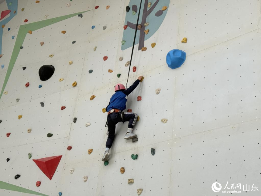 1764140253181697.png 研学学生正在练习攀岩。 人民网.png