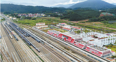 1764743181712626.png 中老铁路上的货运列车.png