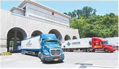 1764743200686738.png 货运汽车驶入位于广西凭祥的友谊关口岸。.png