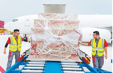 1764743241625097.png 工人正在卸载京.png