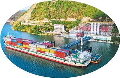 1764826600331142.jpg 货轮在湖北宜昌加注液化天然气。.jpg