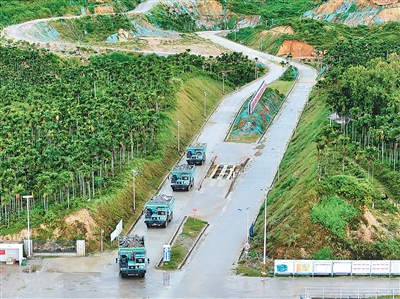 1764826608818876.jpg 无人驾驶矿卡行驶在海南定.jpg