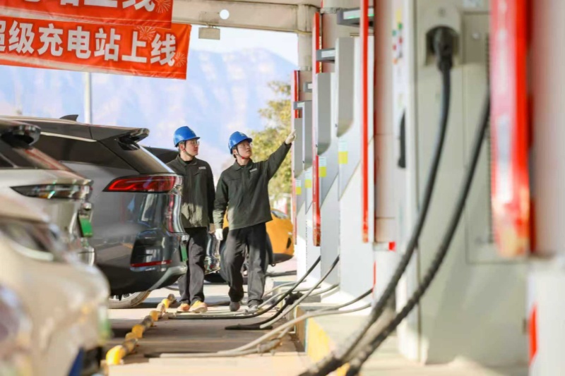 1772014263771895.jpeg 供电企业员工在二广高.jpeg