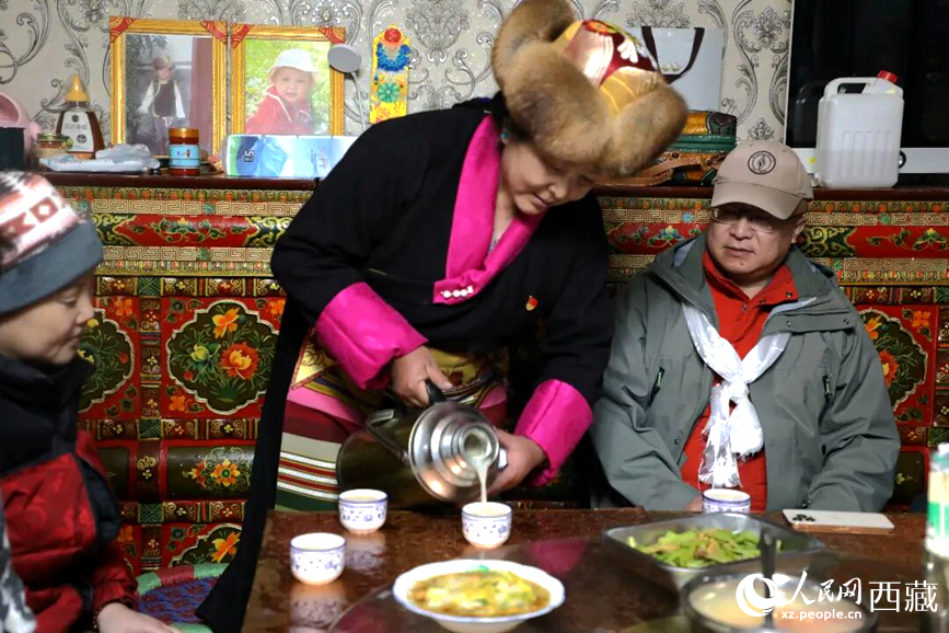 扎西曲登社区的居民在家中热情招.jpg